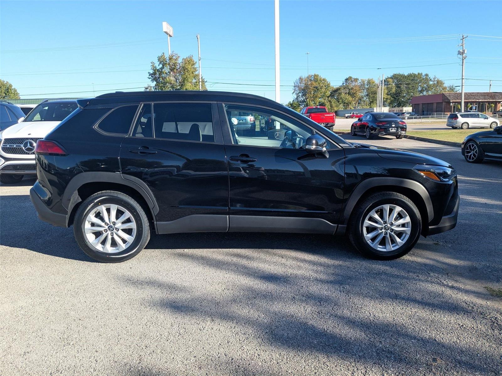 2022 Toyota Corolla Cross LE photo 2