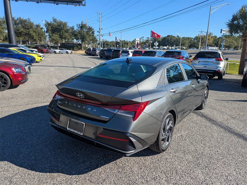 2024 Hyundai Elantra Limited photo 3