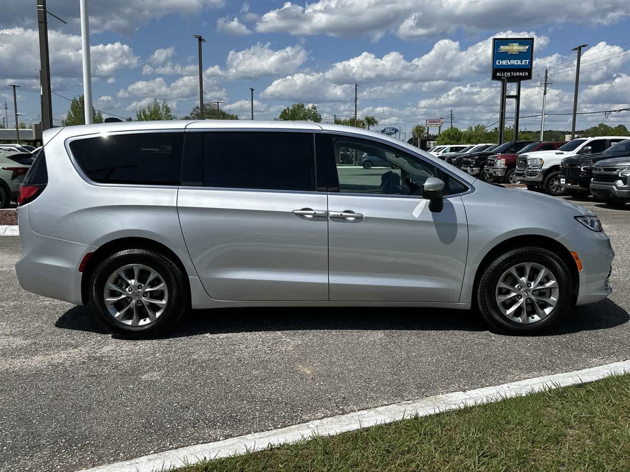2023 Chrysler Pacifica Touring L photo 3