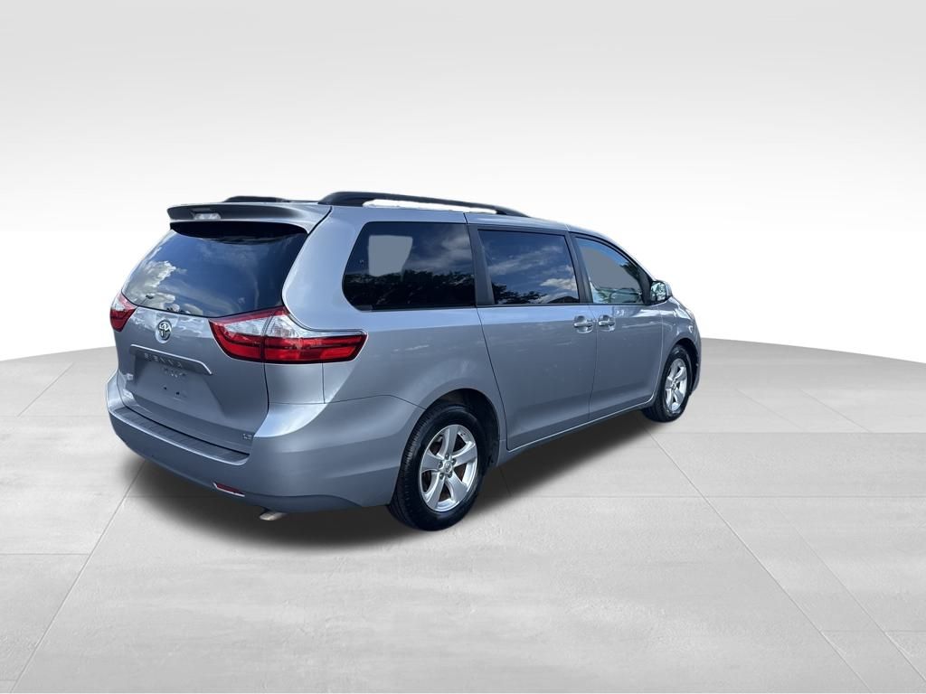 2015 Toyota Sienna LE photo 4