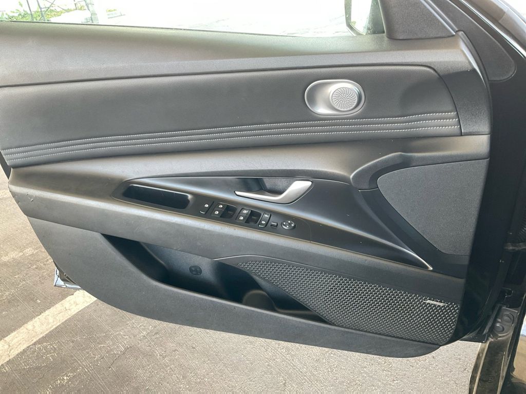 2022 Hyundai Elantra SEL photo 10