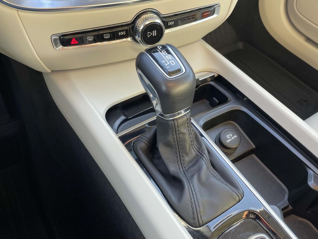 2020 Volvo V60 T5 Momentum photo 17