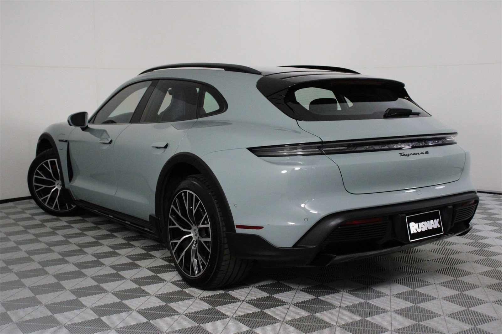 2025 Porsche Taycan Cross Turismo 4S photo 3
