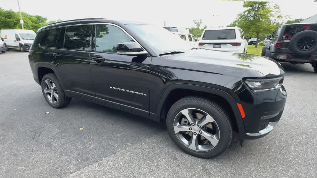 2025 Jeep Grand Cherokee Limited photo 2