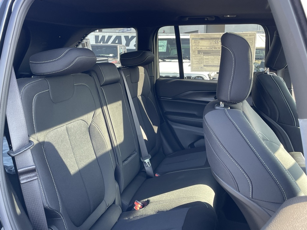 2025 Jeep Grand Cherokee Laredo X photo 21