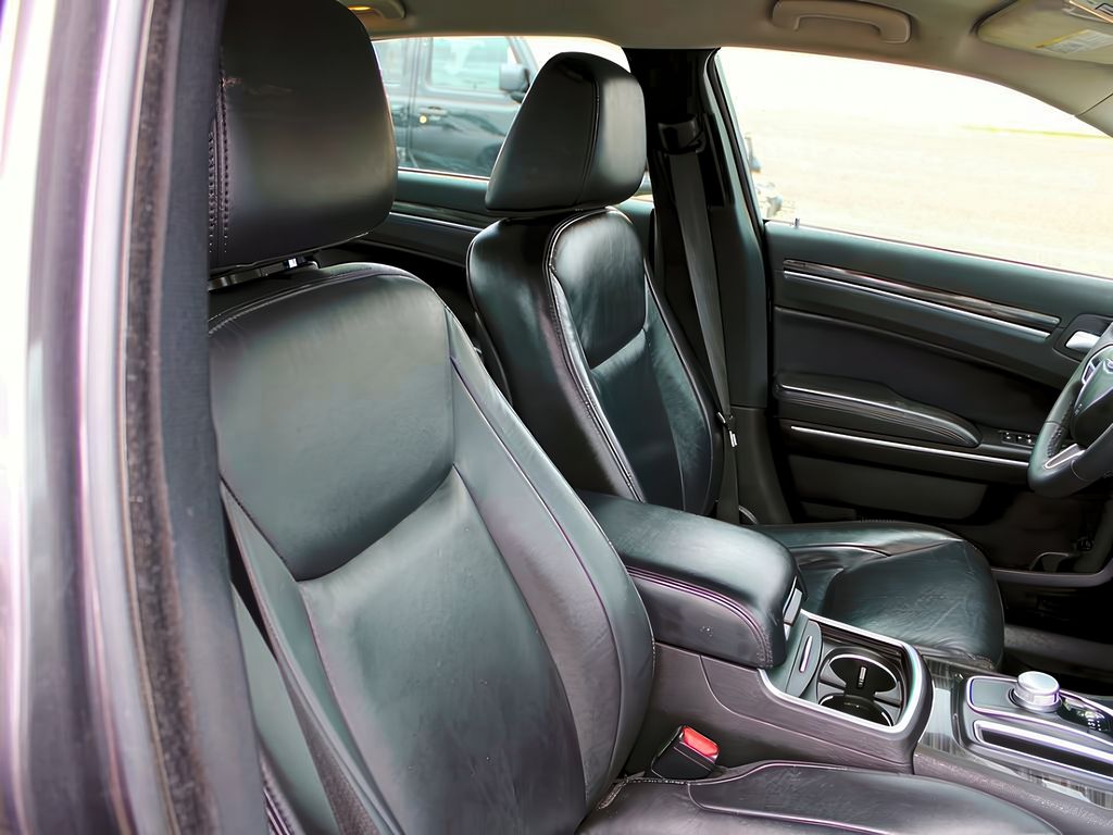 2022 Chrysler 300 Touring L photo 12