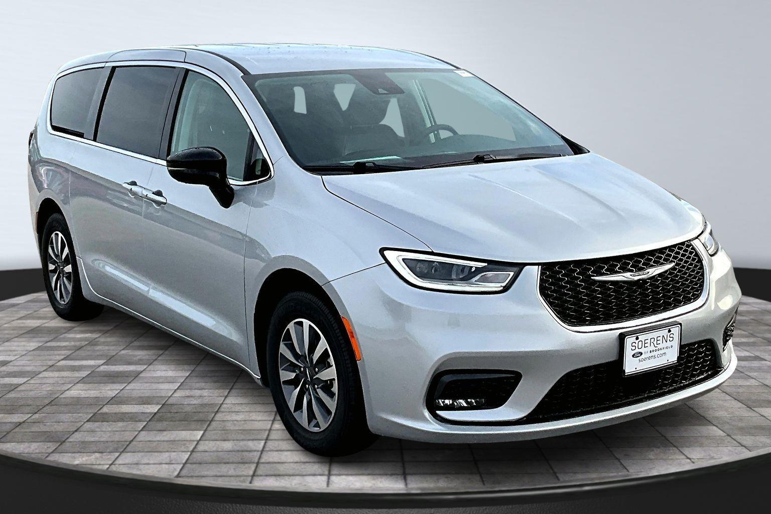 2024 Chrysler Pacifica PHEV Select's photo