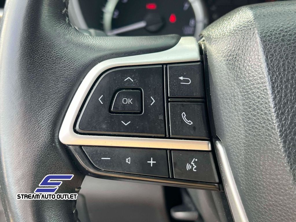 2023 Toyota Highlander LE photo 19