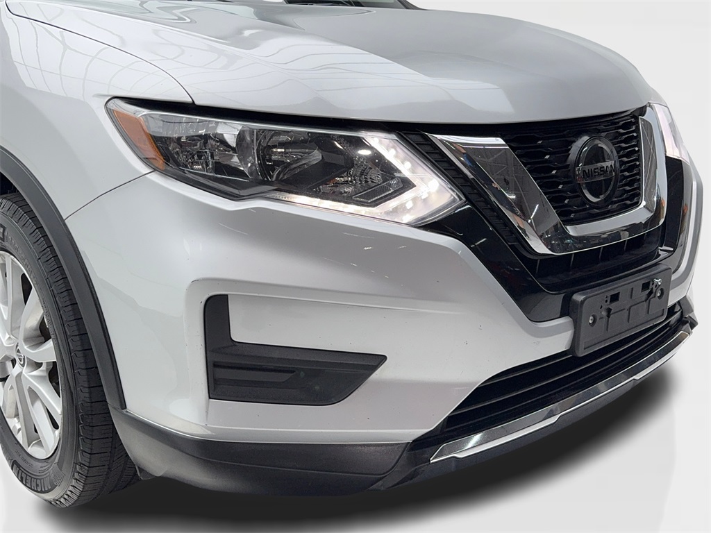 2018 Nissan Rogue SV photo 3