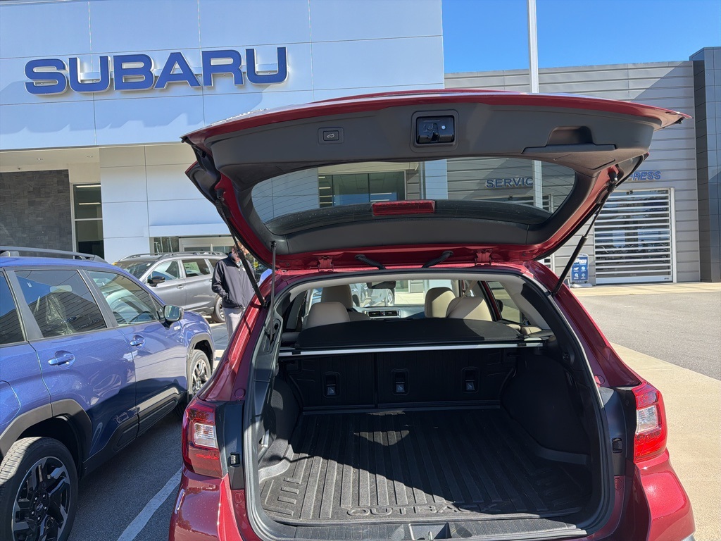 2018 Subaru Outback 2.5i Limited photo 3