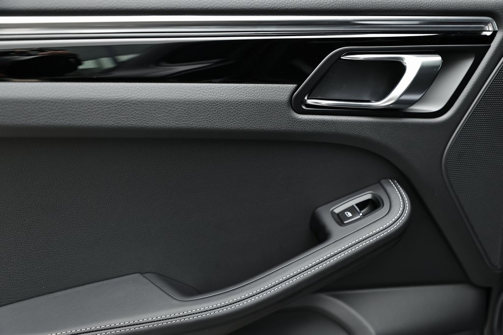 2025 Porsche Macan T photo 25