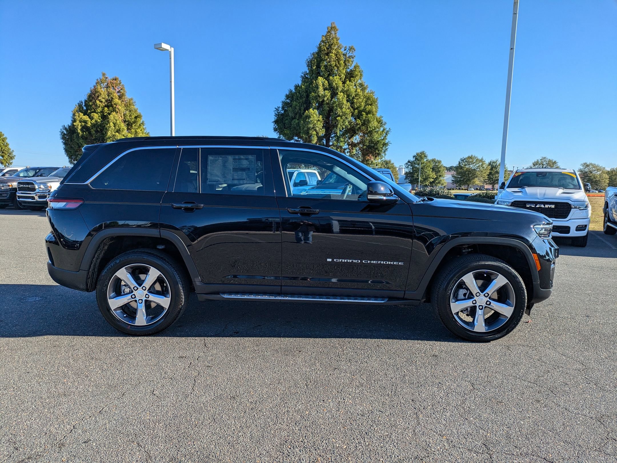 2025 Jeep Grand Cherokee Limited photo 4