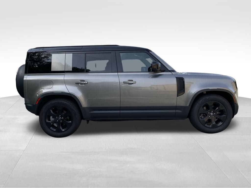 2025 Land Rover Defender 110 S photo 2