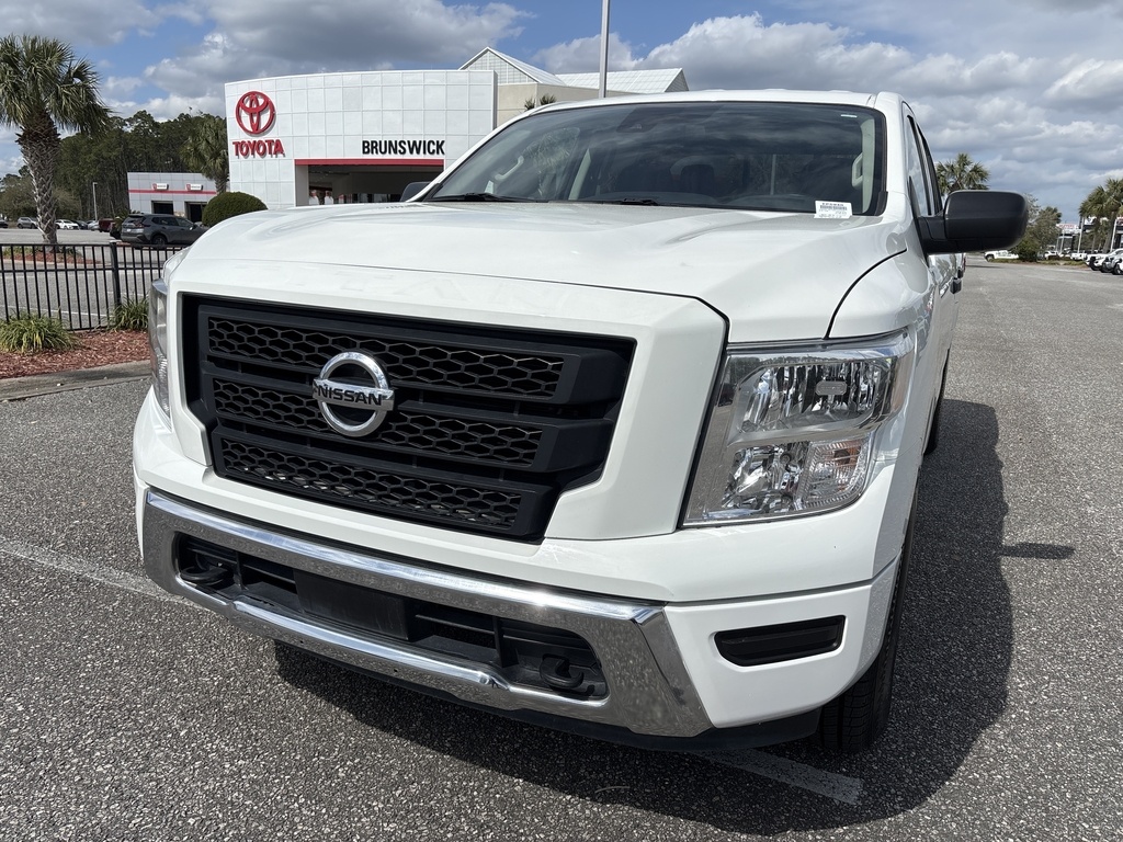2022 Nissan Titan SV photo 11
