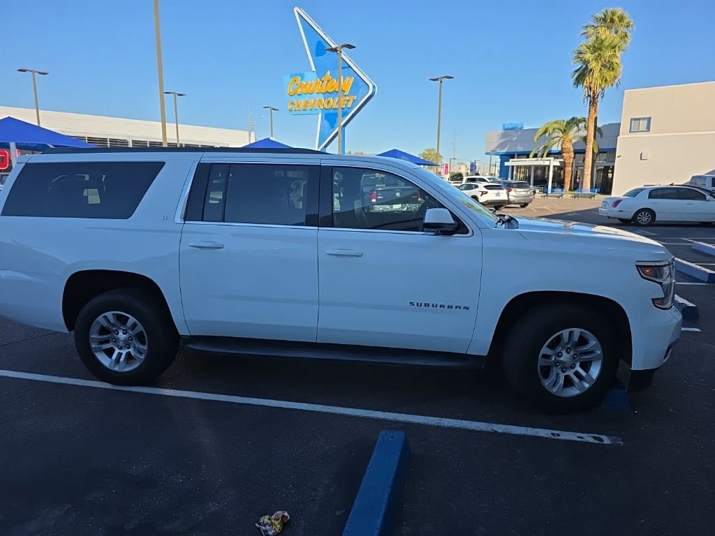 2019 Chevrolet Suburban LT photo 2