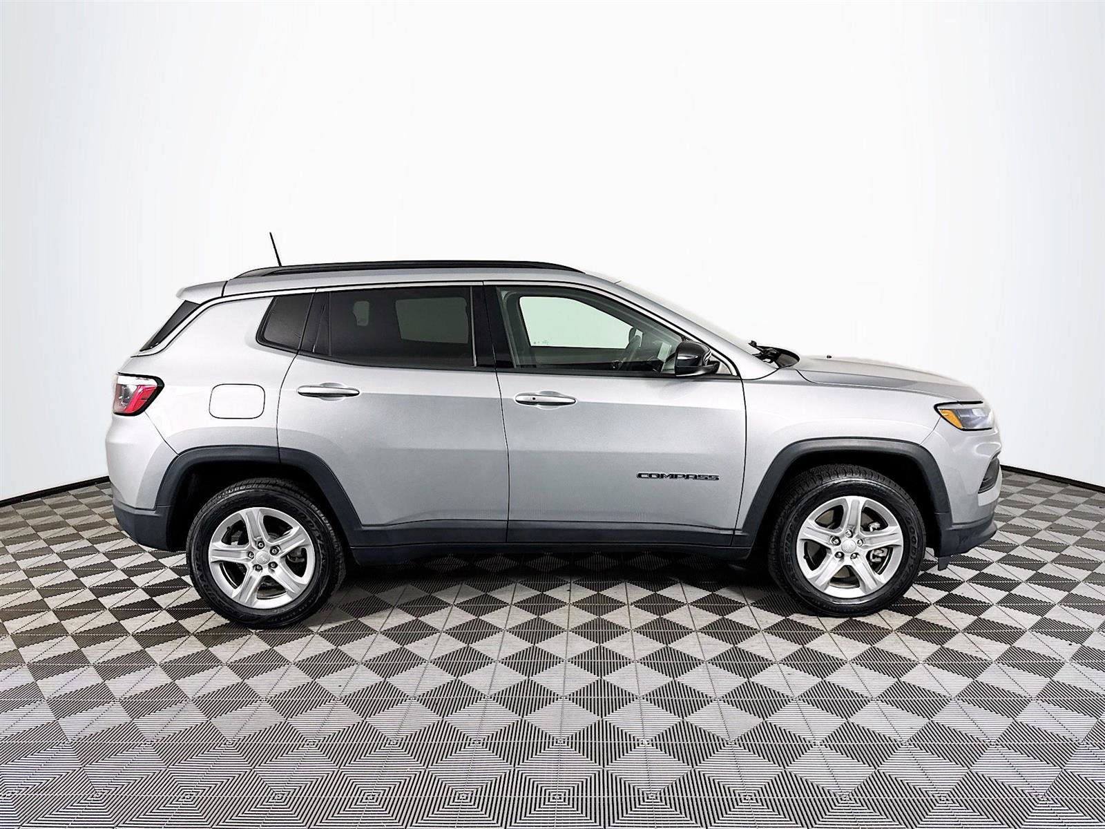 2023 Jeep Compass Latitude photo 2