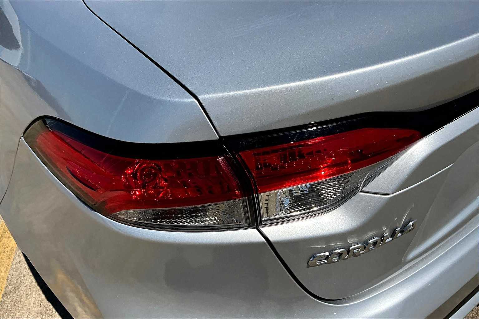 2020 Toyota Corolla LE photo 25