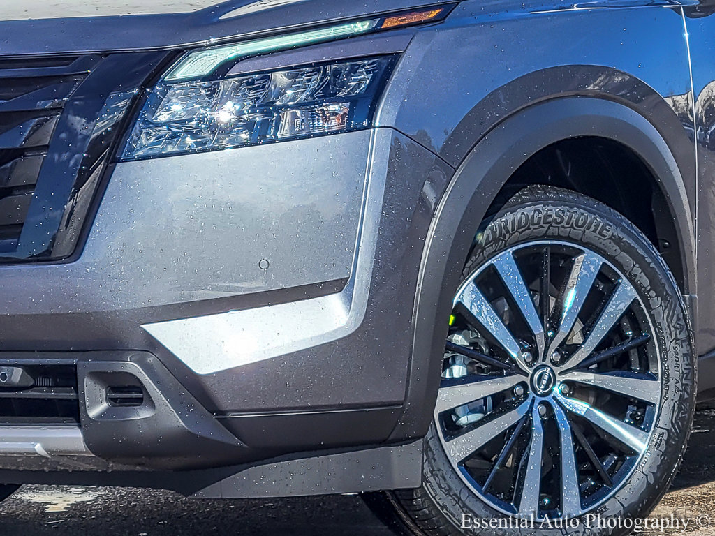 2025 Nissan Pathfinder Platinum photo 3