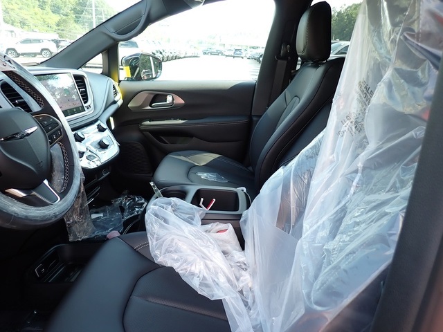 2026 Chrysler Pacifica photo 10
