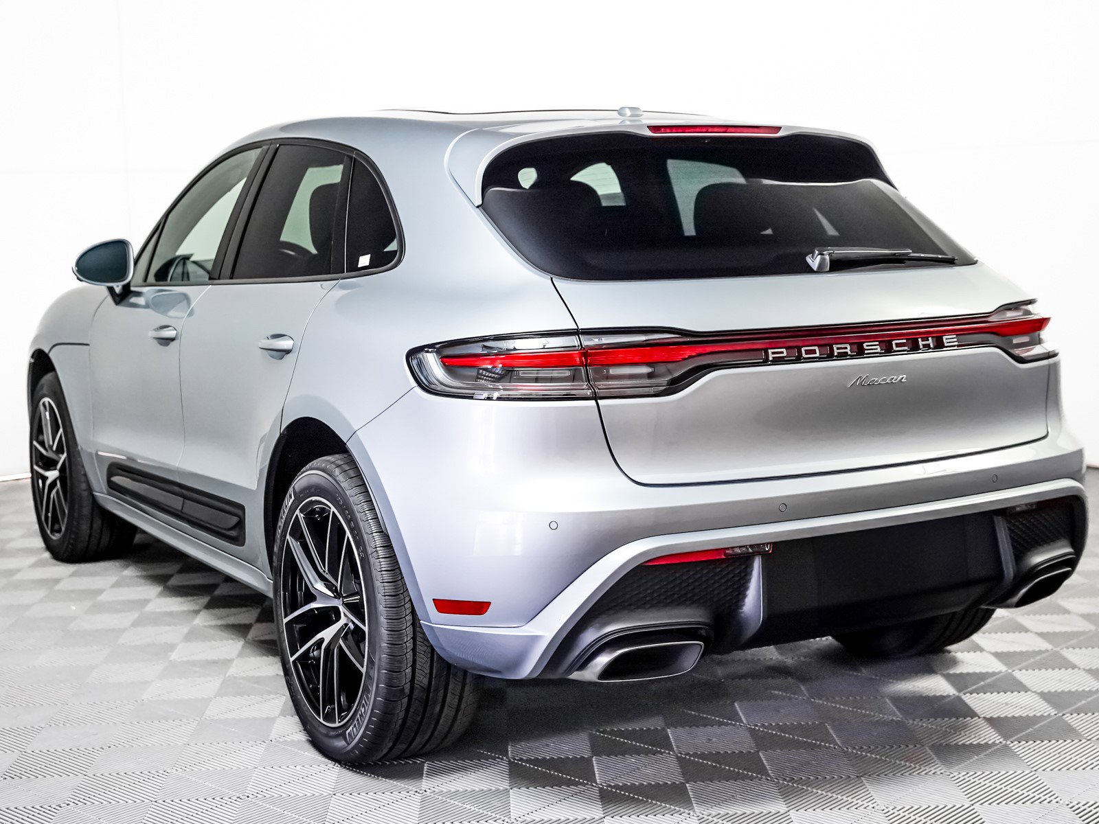 2025 Porsche Macan T photo 3