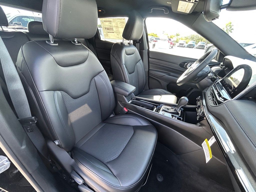 2026 Jeep Compass Latitude Altitude photo 30