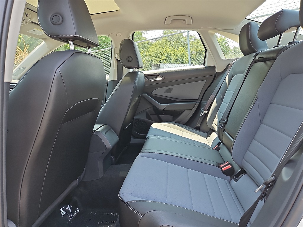 2025 Volkswagen Jetta 1.5T SE photo 4