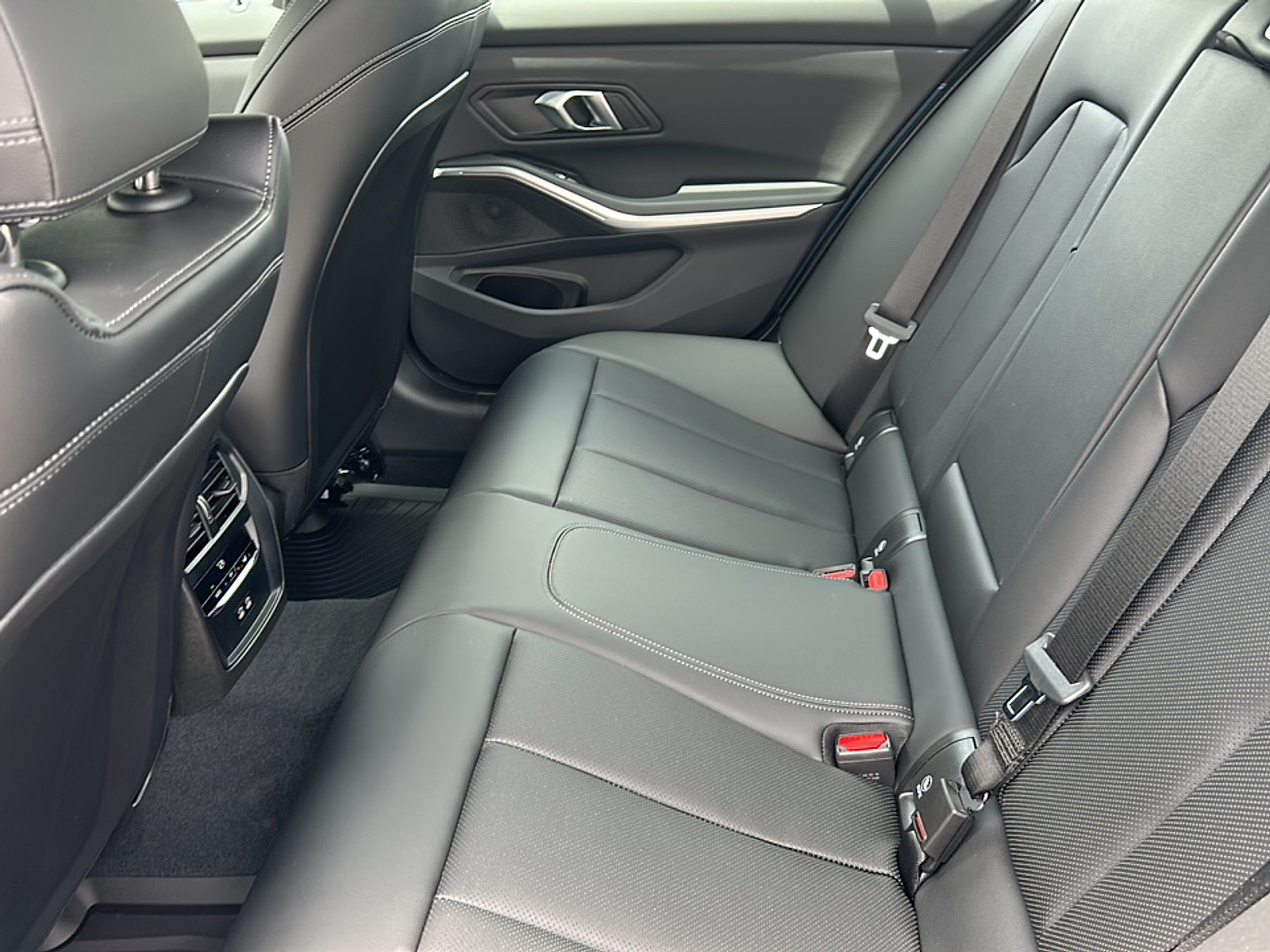 2025 Bmw 330i photo 4
