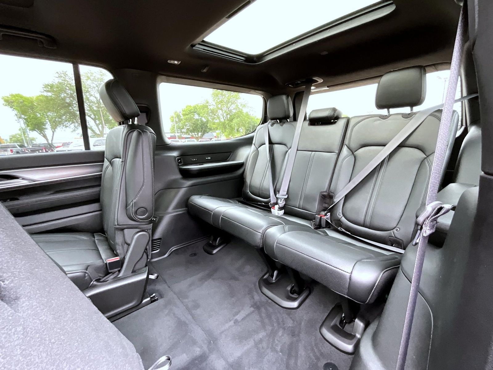 2025 Jeep Wagoneer Overland Series II photo 12