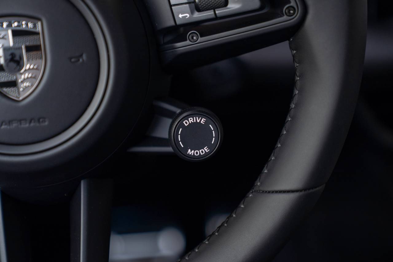 2025 Porsche Macan Turbo Electric photo 10