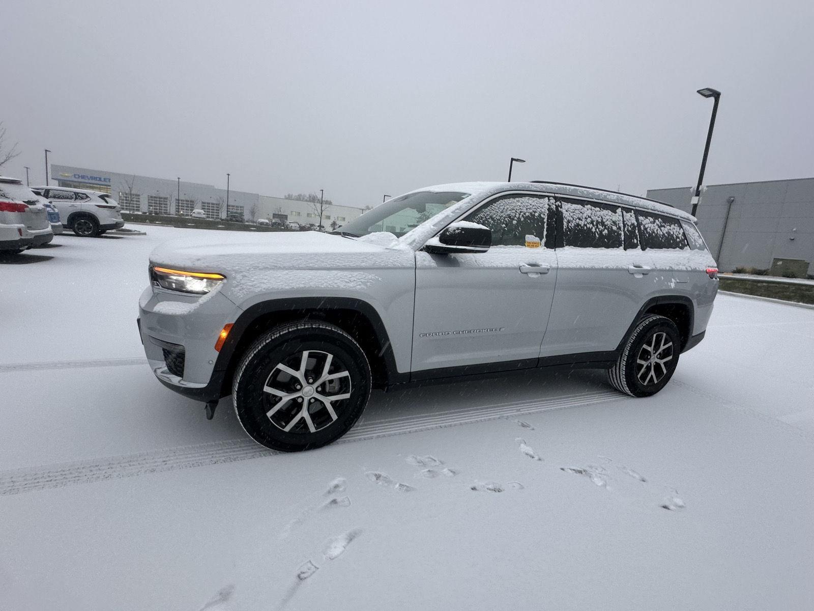 2023 Jeep Grand Cherokee Limited photo 2