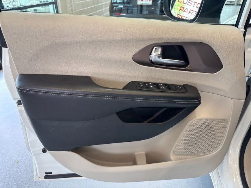 2023 Chrysler Voyager LX photo 7