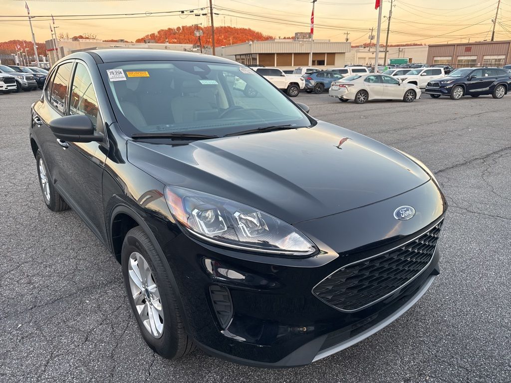 2022 Ford Escape SE photo 2