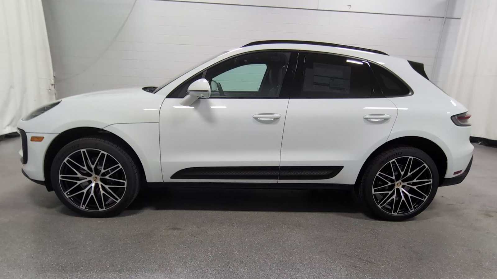 2026 Porsche Macan T photo 3