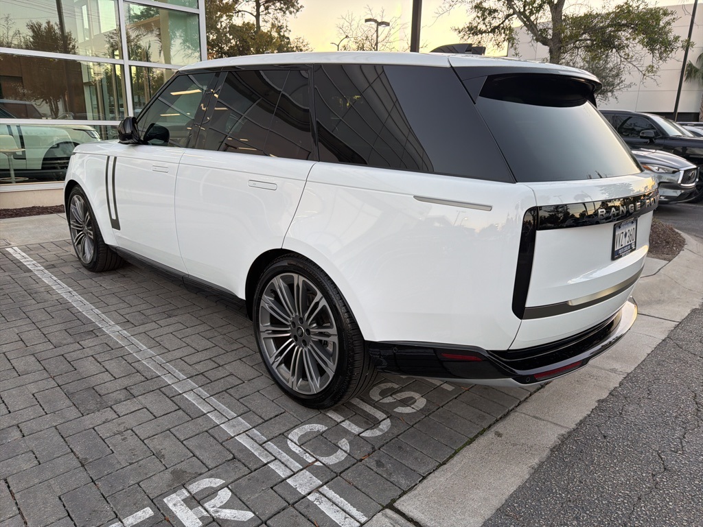 2025 Land Rover Range Rover SE photo 4
