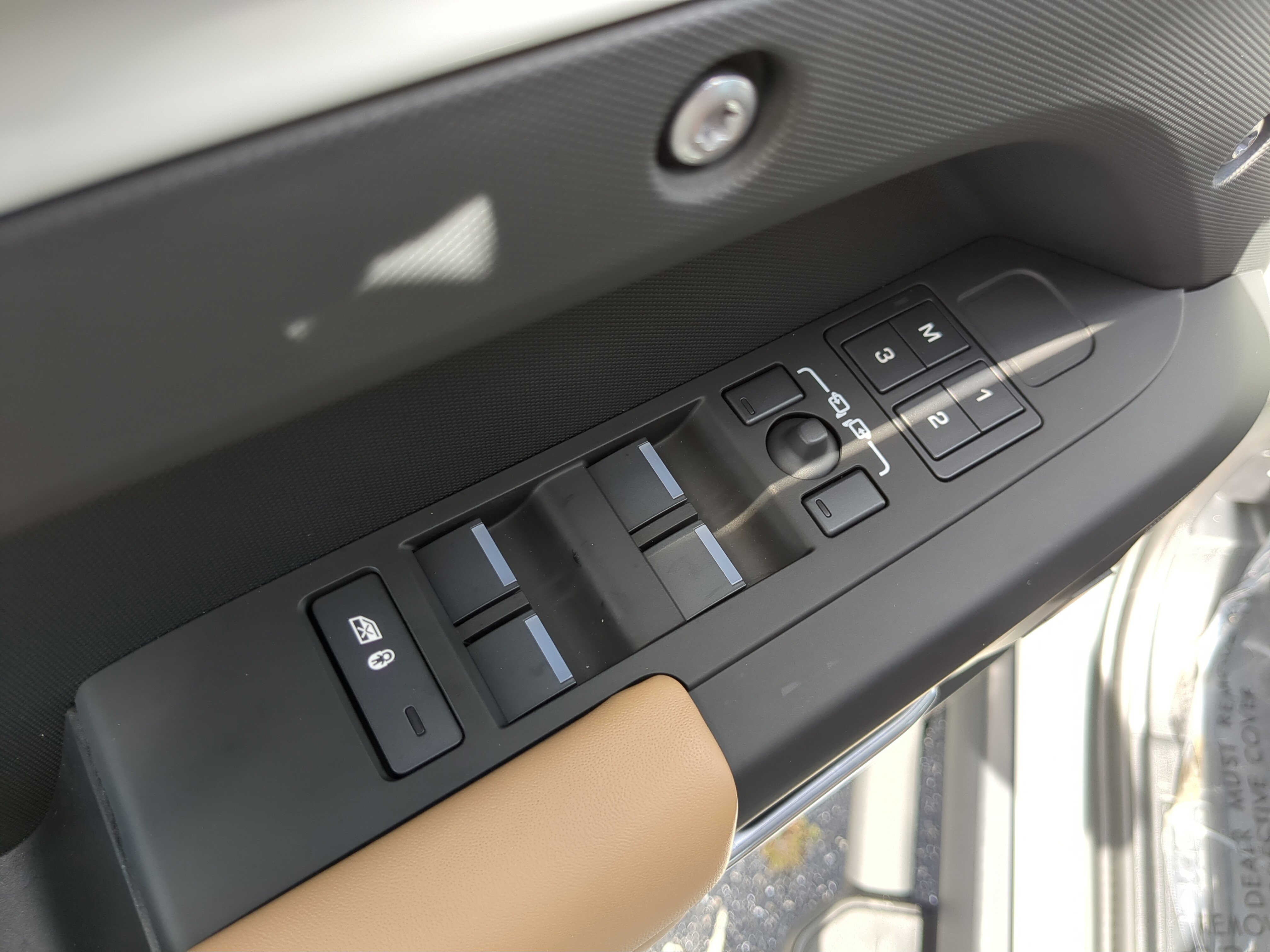 2025 Land Rover Defender 110 X-Dynamic SE photo 4