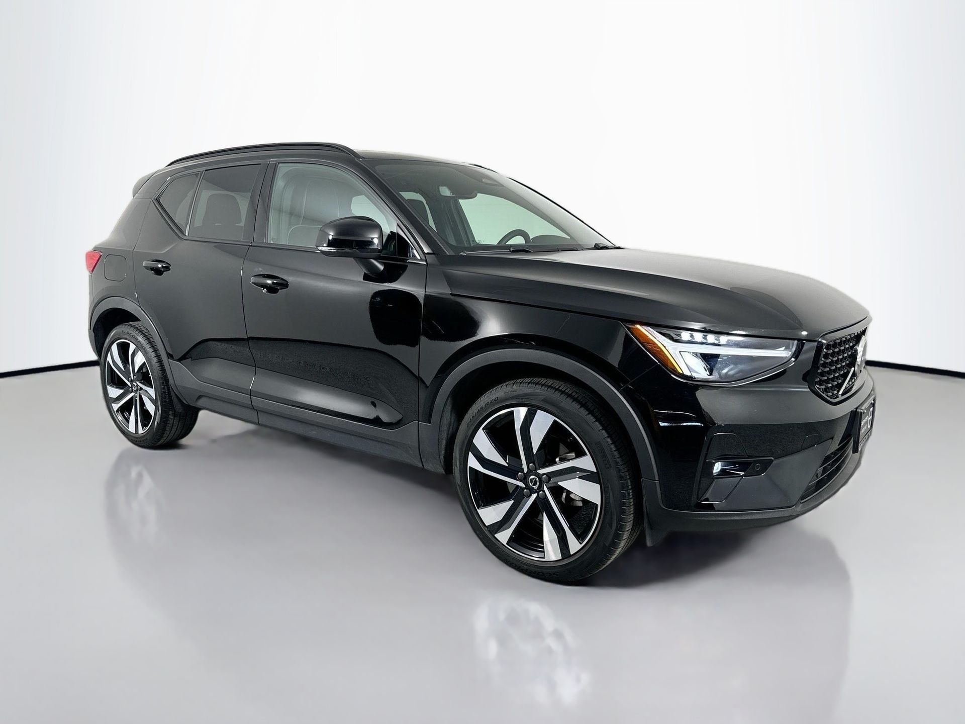 2023 Volvo XC40 Plus photo 2