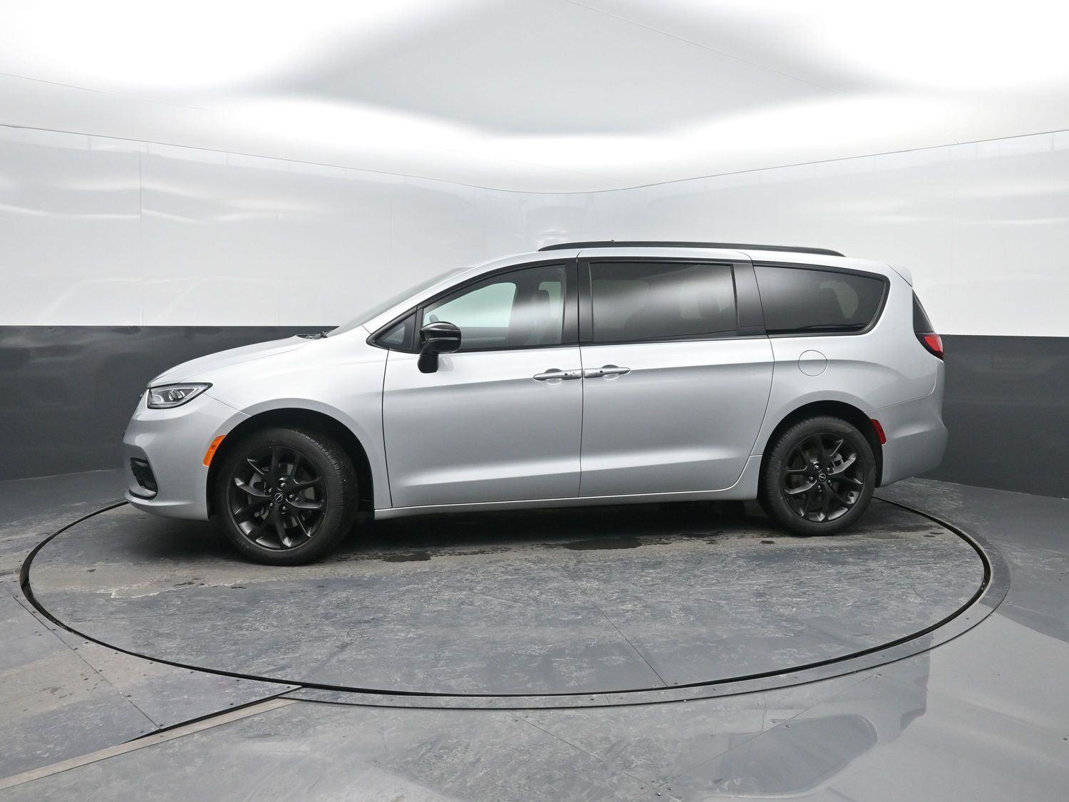 2026 Chrysler Pacifica Select's photo
