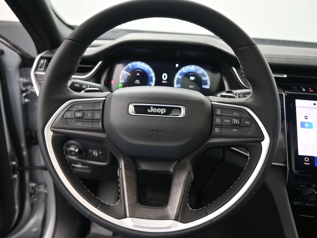 2025 Jeep Grand Cherokee Limited photo 2