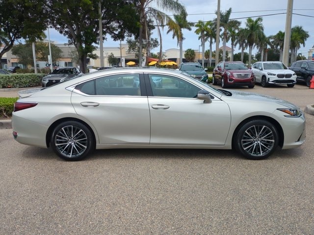 2025 Lexus ES 300h photo 3
