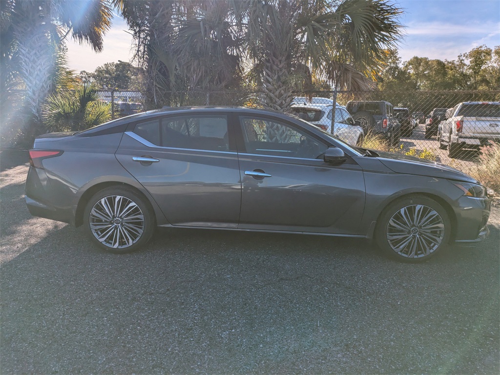 2025 Nissan Altima SL photo 2