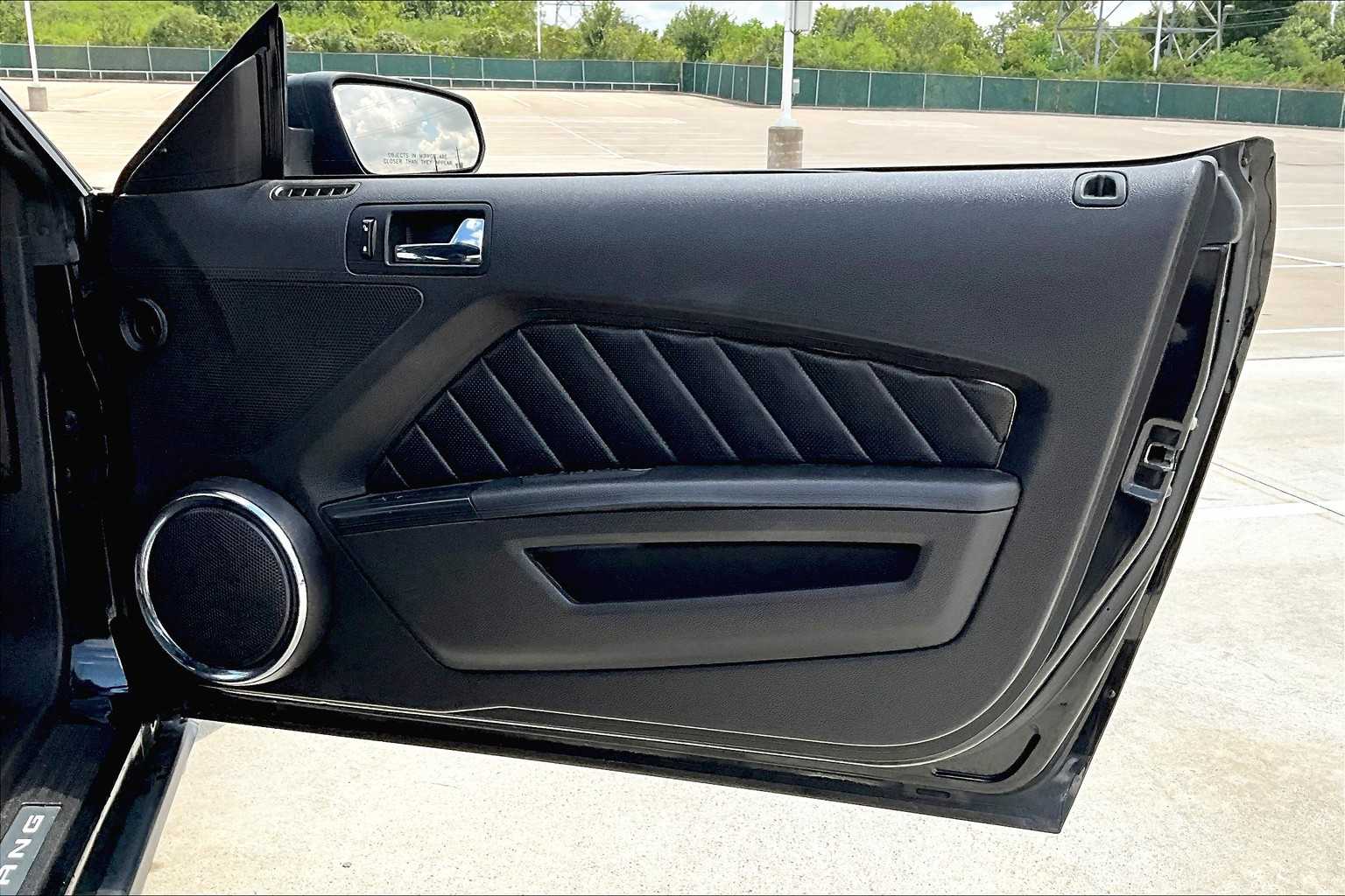 2010 Ford Mustang V6 Convertible photo 19