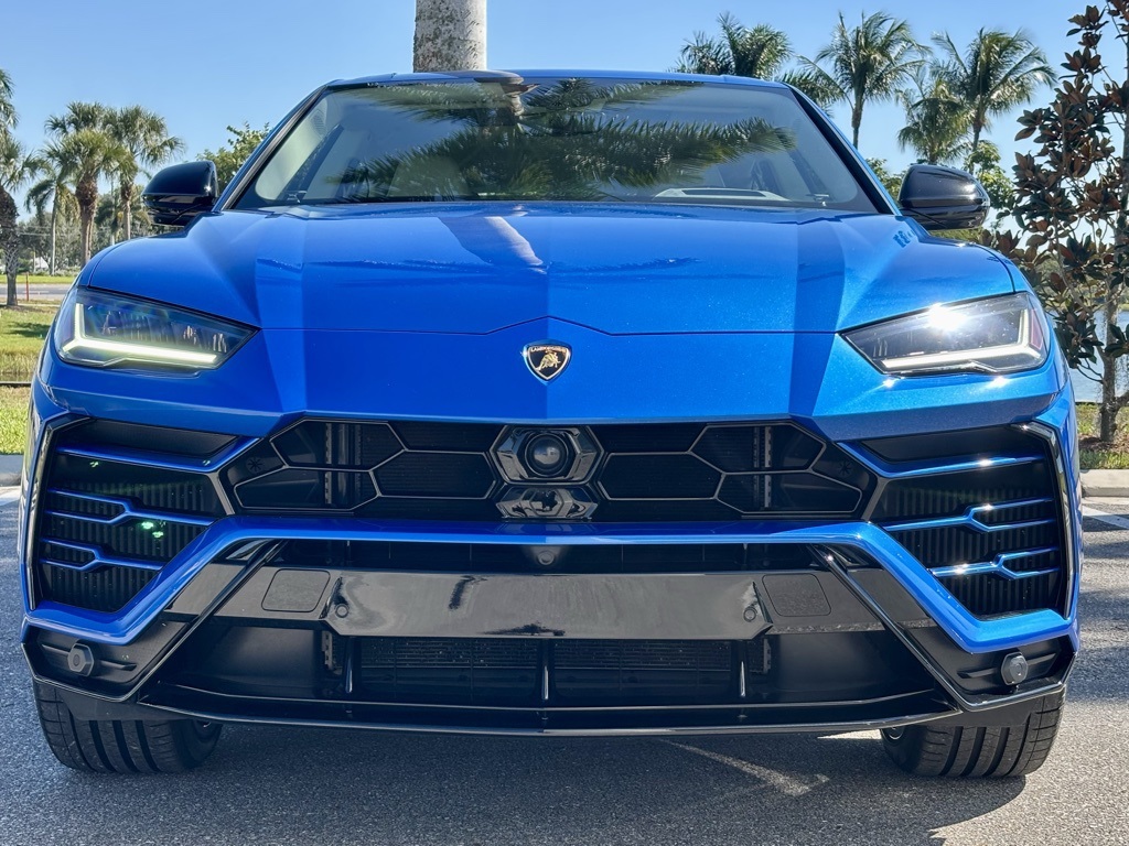 2021 Lamborghini Urus Base photo 3