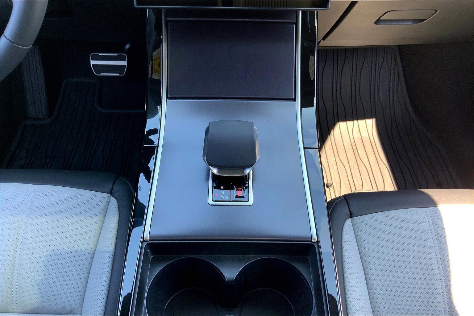 2026 Land Rover Range Rover Evoque Dynamic SE photo 4