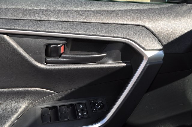 2020 Toyota RAV4 LE photo 12
