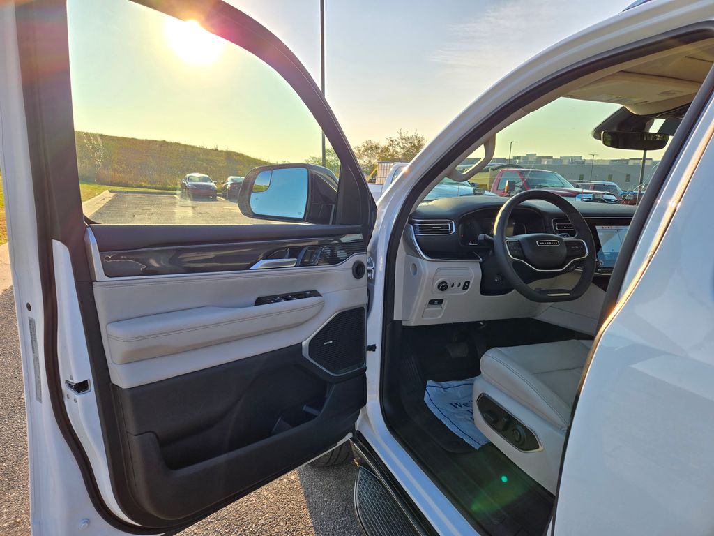 2024 Jeep Wagoneer Base photo 9