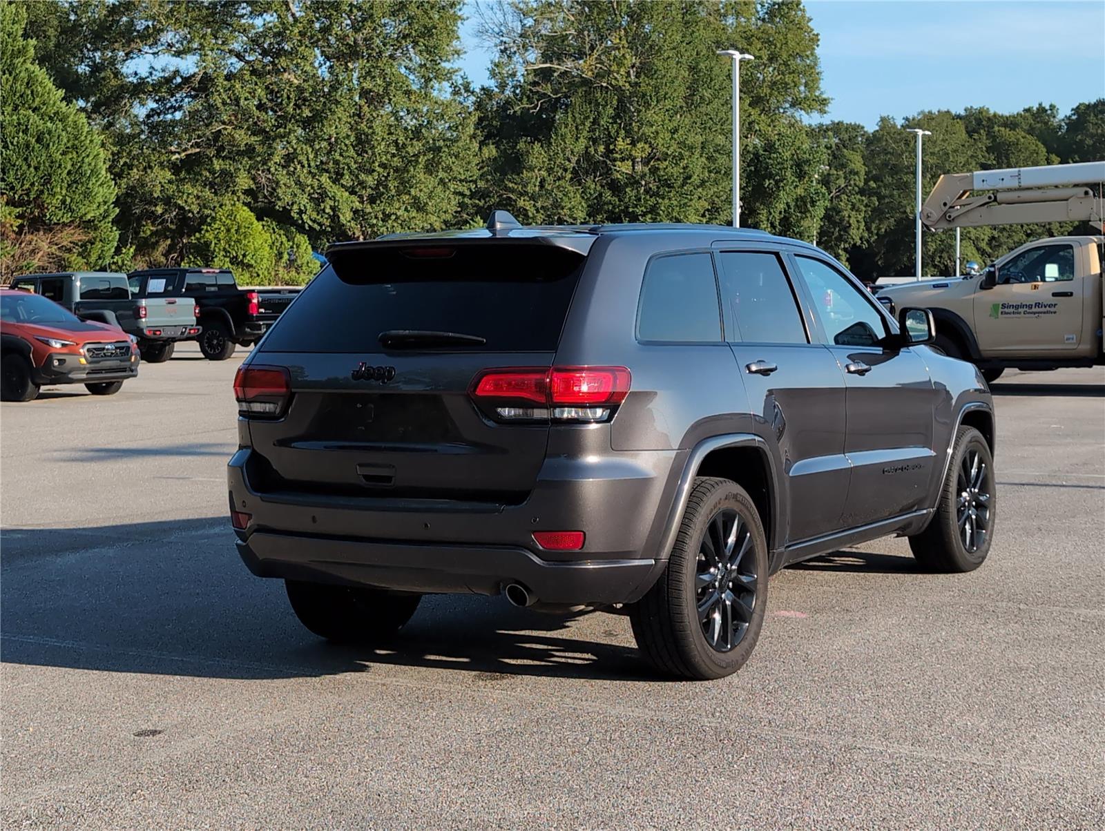 2020 Jeep Grand Cherokee Altitude photo 2