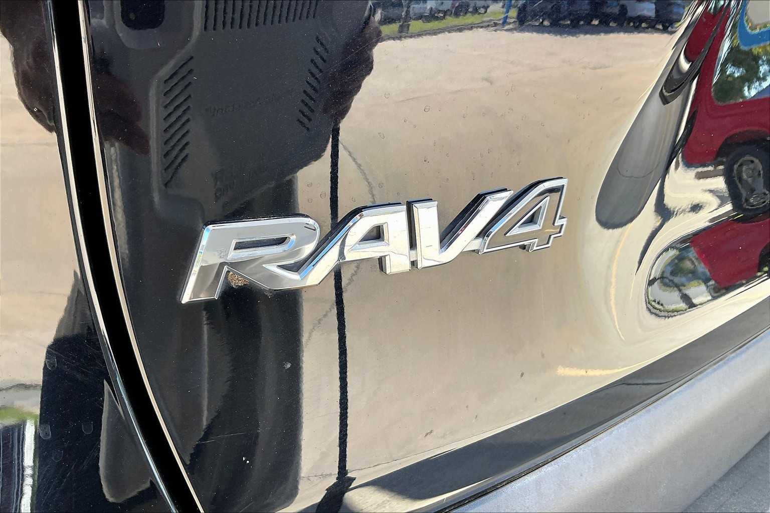 2024 Toyota RAV4 XLE photo 30