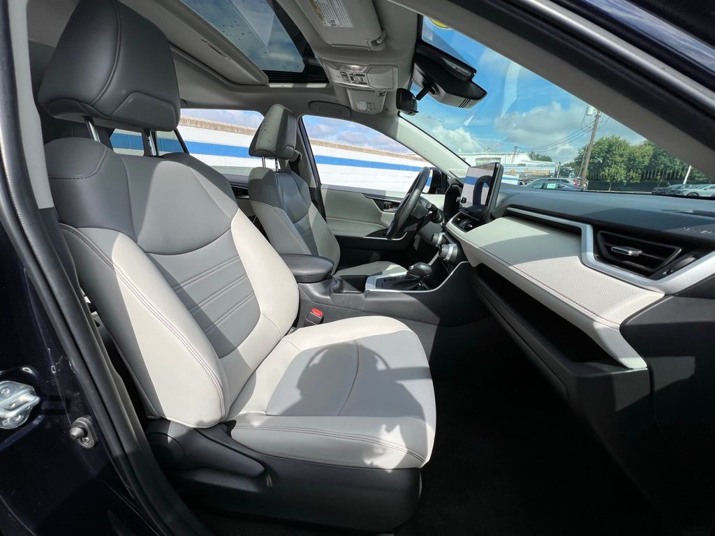 2023 Toyota RAV4 XLE Premium photo 26