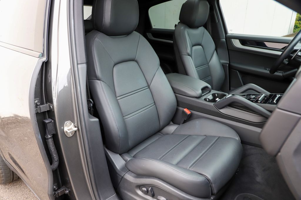 2024 Porsche Cayenne Coupe Base photo 8