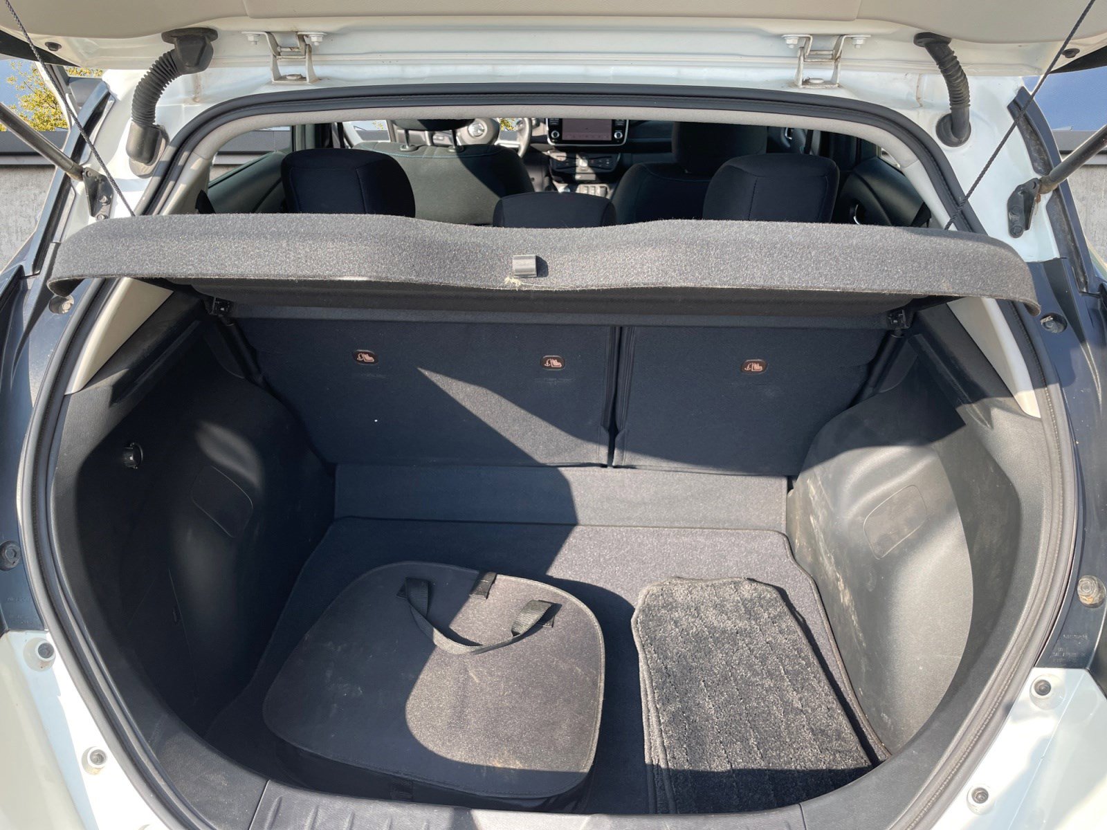 2020 Nissan Leaf SV photo 15